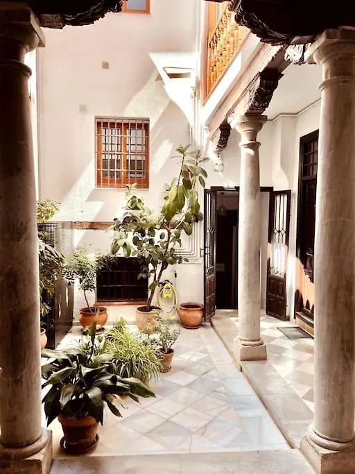Charming Spacious Albayzin Apartment contacts